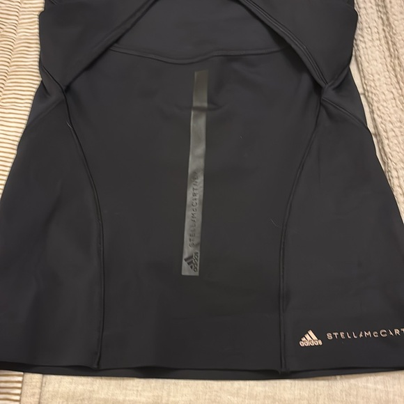 I am selling an Adidas Stella Mcartney workout tank. Never been worn in a XS - Picture 5 of 5